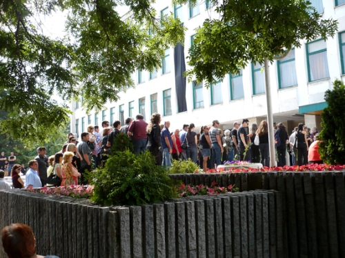 Пред сградата на Общината се изви дълга колона от чакащи да се поклонят пред паметта на Нончо.